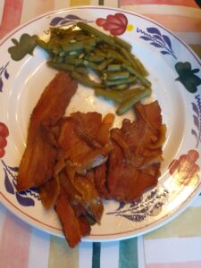 gestoofde speklappen met uien en boontjes