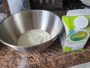 Frisse ijsbergsla met yoghurt dressing
