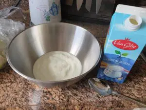 Frisse ijsbergsla met yoghurt dressing