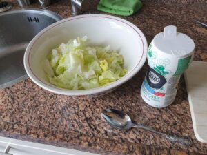 Frisse ijsbergsla met yoghurt dressing