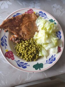 Frisse ijsbergsla met yoghurt dressing