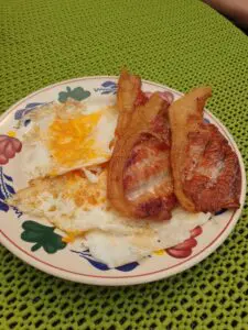Gerookte bacon met eieren