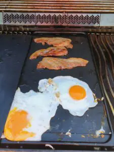 Gerookte bacon met eieren