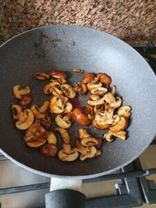 Broodje beenham champignons met mosterd honing saus