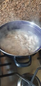 Curry rijst met varkenshaas en krokante spekjes