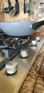 Curry rijst met varkenshaas en krokante spekjes