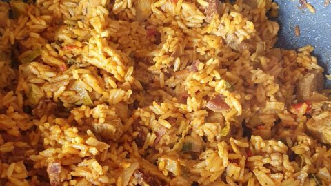 Curry rijst met varkenshaas en krokante spekjes