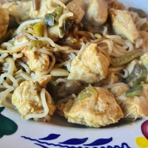 Gekruide kip met Mie of tortilla