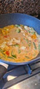 Rode curry wok groenten witte rijst