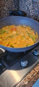 Rode curry wok groenten witte rijst